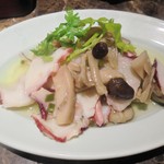 Ajiambisutorodai - 「HOLIDAY LUNCH」（1500円）の選べる前菜蛸とキノコのマリネ
      