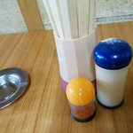 森田屋支店 - 【2016.8.27(土)】テーブルにある調味料