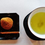 祇をん 豆寅 - 黒糖入りの自家製の『わらび餅』!!ぷるんぷるんのわらび餅に、きな粉の風味、黒糖の甘み、餡の甘みが絡んで めちゃめちゃ旨かったっちゅっ～♪(^o^)丿