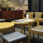 あつた蓬莱軒 - 待合室です。寒いくらいに快適（笑）。