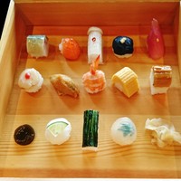 祇をん 豆寅 祇園店 - １４種の豆すし！！どれも旨かったが、鯖の押し寿司、スモークサーモン、炙り帆立、玉子、アナゴ、いかの６種が、私には 旨かったっちゅっ～♪(^o^)丿