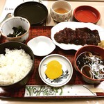 みさき屋食堂 - おしかのれん街にある「みさき屋」の「ミンク鯨さしみ定食」。