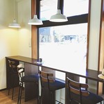 MotherPortCoffee - 「マザーポートコーヒー 女川店」の内観。
      
      見渡しが良くて、広々と感じる窓際のカウンター席です。