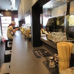 タンタンタイガー - カウンター、店内クロ基調