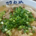 羽曳や - 肉うどん（大盛）
牛出汁と昆布出汁がバランスよくマッチしたうどん
初めて食べましたがなかなかいけます✨