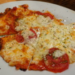 YAICHIRO - トマト・バジル・チーズのピザ