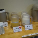 老神温泉 ぎょうざの満洲 - （2016/7月　朝食）ブッフェのリンゴジュースと牛乳