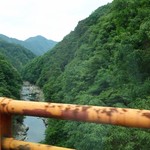 老神温泉 ぎょうざの満洲 - （2016/7月）建物近くの橋からの川