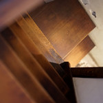 カヤバ珈琲 - 古びた階段。滑らないように注意。