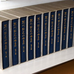 カヤバ珈琲 - 本棚には芥川龍之介全集。