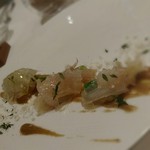 イル プレージョ - 白身魚の昆布締め グリルした玉葱のピュレ 赤ワインヴィネガーのジュレ・AOPパウダー オクラ・茗荷・タイム