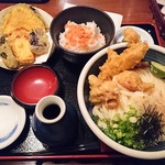 鶏天おろしぶっかけ（900円）、野菜盛り（350円）、鮭飯（200円）※ランチ割引で300円引き