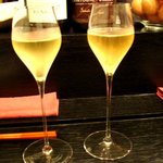 弘屋 - Henriot Blanc de Blancs（左）Chartogne-Taillet Cuvee Sainte Anne Brut N.V.（右）