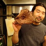 弘屋 - 大きな香茸を手にしたシェフの菅沼恒さん（掲載許可済み）