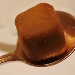 カランドリエ - オリジナルのアミューズ
            (フォアグラのクリームスープを閉じ込めたコロッケ)