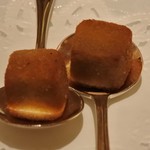 カランドリエ - オリジナルのアミューズ
      (フォアグラのクリームスープを閉じ込めたコロッケ)