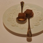 カランドリエ - オリジナルのアミューズ
      (フォアグラのクリームスープを閉じ込めたコロッケ)