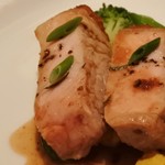 カランドリエ - ジューシーなフランスブルターニュ地方の仔牛のロース肉をローズマリーとともにオーブン焼きにするステーキ