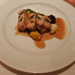 カランドリエ - ジューシーなフランスブルターニュ地方の仔牛のロース肉をローズマリーとともにオーブン焼きにするステーキ