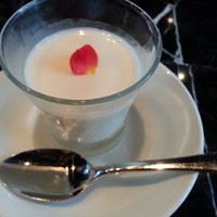 過門香 KITTE丸の内店 - セットの杏仁豆腐。食べれる薔薇の花弁がのってます。
