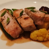 カランドリエ - ジューシーなフランスブルターニュ地方の仔牛のロース肉をローズマリーとともにオーブン焼きにするステーキ