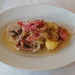ラミティエ - メイン料理：豚スペアリブと豚バラ肉、ソーセージのシュークルート
