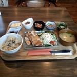 カフェ•レストラン きんぎょ食堂だいず - チキンソテー定食