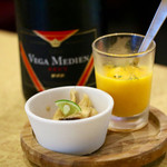 波へい - お通しは人参のスープにエリンギのお浸し