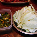やきにく 宵緒 - お通しのキャベツとニラタレ
