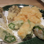 天ぷら新宿つな八 - ２皿目はかき揚げやエビのすり身入りピーマン、オクラ等の天婦羅が楽しめます。
            