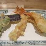 天ぷら新宿つな八 - 暫く待つと最初の天婦羅が揚げ上がってきました、最初はエビと野菜の天婦羅です。
            