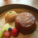 TOKYO BREJEW HOUSE - リンゴのケーキ
      塩キャラメルアイスも◎