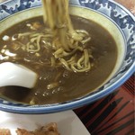 葵飯店 - カレーラーメンの麺は平たい縮れ麺