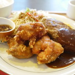 有明食堂 ビアホフ - 若鶏の唐揚げ＆ハンバーグ定食 950円。