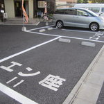 手打うどん長谷川 - 店舗裏の駐車場（３台分のスペースあり）