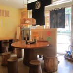 手打うどん長谷川 - 雰囲気のいい店内、半纏が飾ってあります