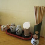 手打うどん長谷川 - テーブルセット（一味、塩、自家製辛味）