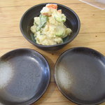 手打うどん長谷川 - ポテトサラダ（小）お取り分けの小皿もいただきました