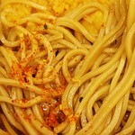 立喰いそば とんがらし - 七味を投入　2016.8