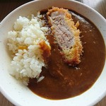 とんかつKYK - ビュッフェのご飯とカレーにとんかつを一切れ乗せて