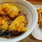 つるまる饂飩 - 鶏天ぶっかけそば＋とうもろこしのかき揚げ。　2016.8