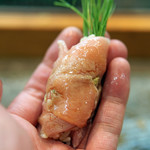 寿司栄 - 鮪の砂ずりの握り、芽ネギを巻いて