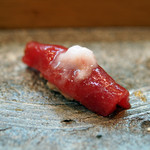 寿司栄 - 境港の天身（鮪の中トロに一番近い部分の赤身）の漬け、皮と身の間の旨味成分を上に添えて