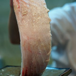 寿司栄 - 鮪の皮と身の間の旨味成分