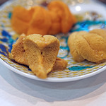 寿司栄 - 雲丹の食べ比べ...上が利尻産雲丹、左が淡路由良の雲丹、右が九州唐津の雲丹