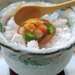 寿司栄 - 卵の殻を使って固めた、オクラと雲丹と車海老のゼリー寄せ