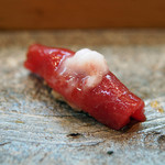 寿司栄 - 境港の天身（鮪の中トロに一番近い部分の赤身）の漬け、皮と身の間の旨味成分を上に添えて