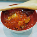 寿司栄 - いくらをかけた卵かけご飯