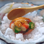 寿司栄 - 卵の殻を使って固めた、オクラと雲丹と車海老のゼリー寄せ