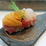 寿司栄 - 海の幸４種の握り...ヤマメのいくら、中落ちと根室の雲丹、白えび、芽ネギ、中には燻したいぶりがっこを刻んで